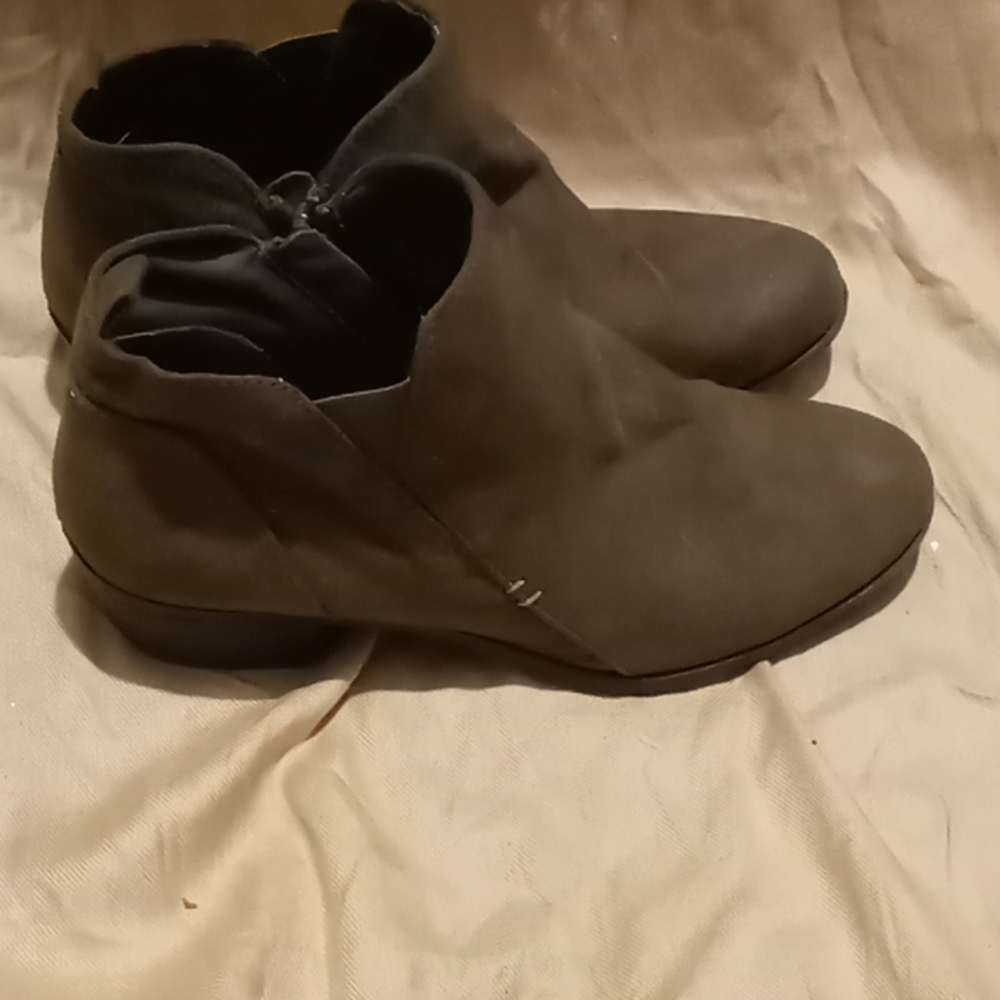 Shoes - Picture 2 of 4
